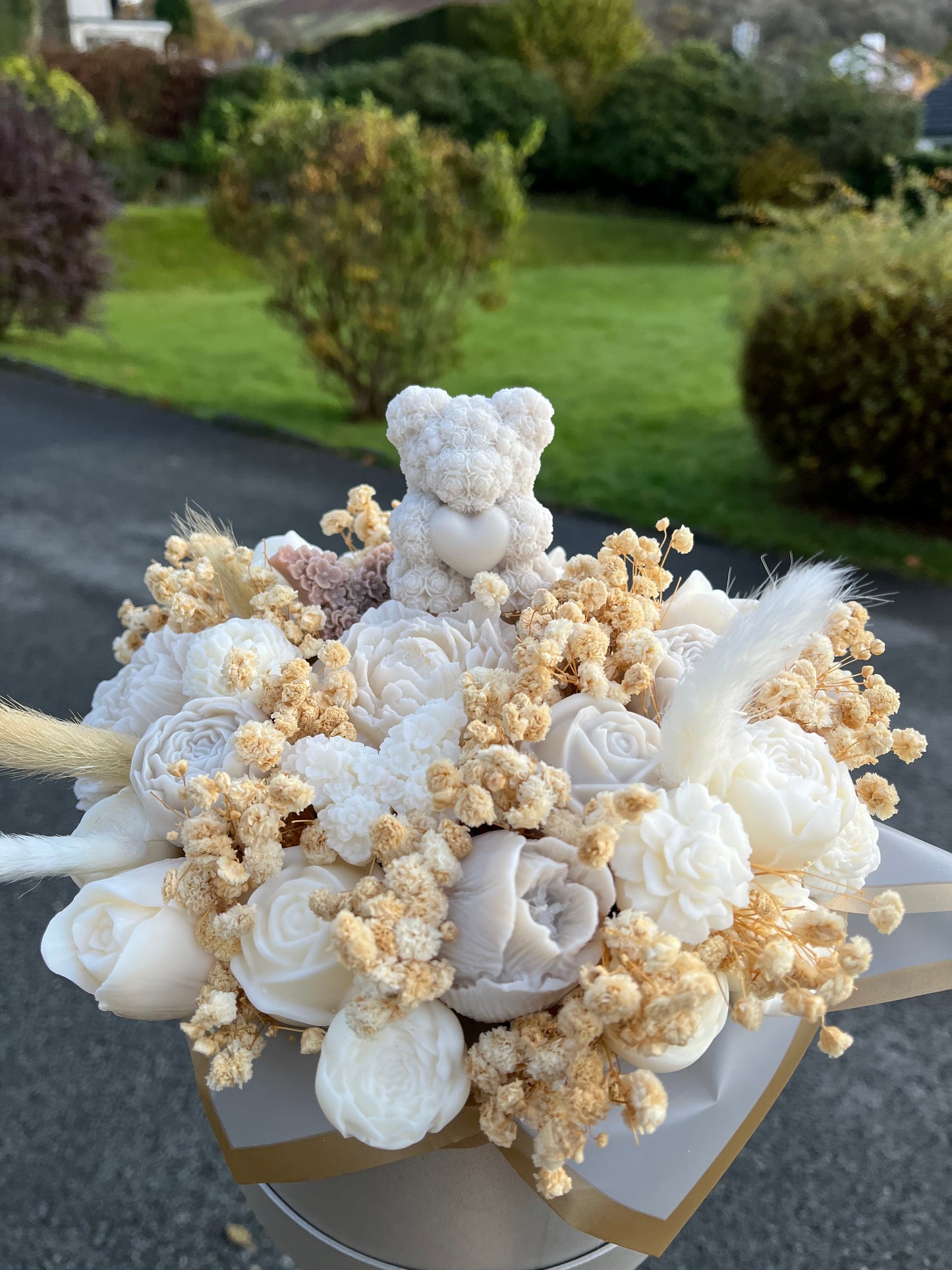 White-Beige wax melt bouquet with Lady Millionaire scent