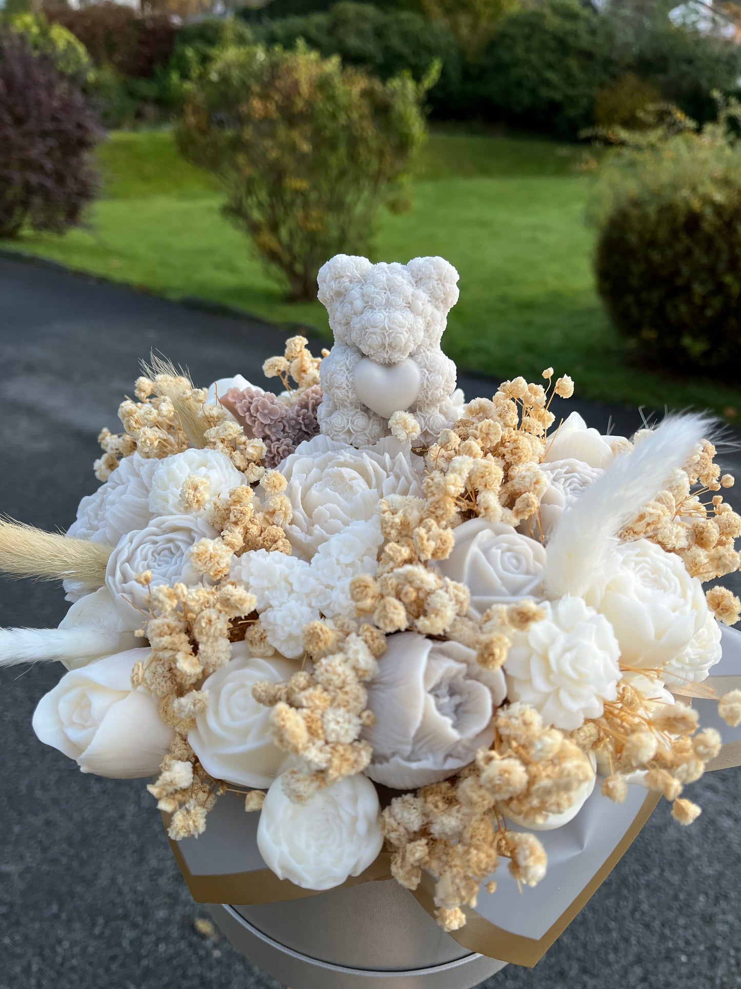 White-Beige wax melt bouquet with Lady Millionaire scent